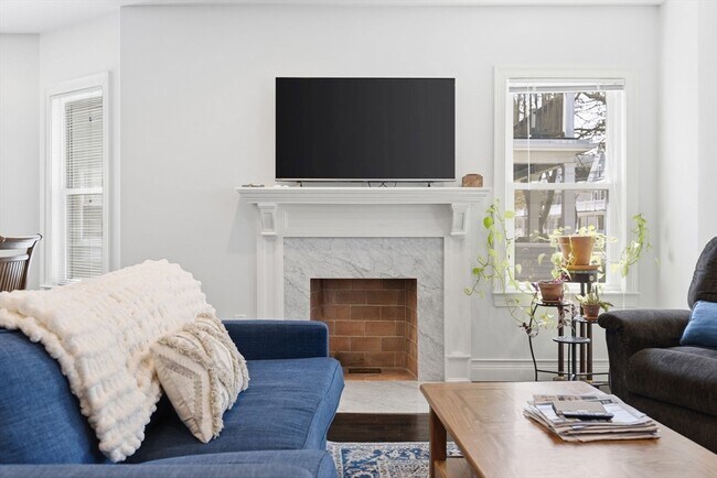 Building Photo - 67 Everett St