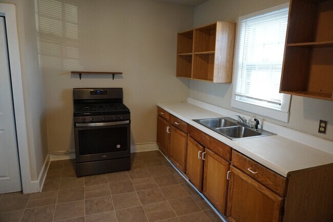 Building Photo - 2BR/1BA Home Downtown - $900/month - Pet F...
