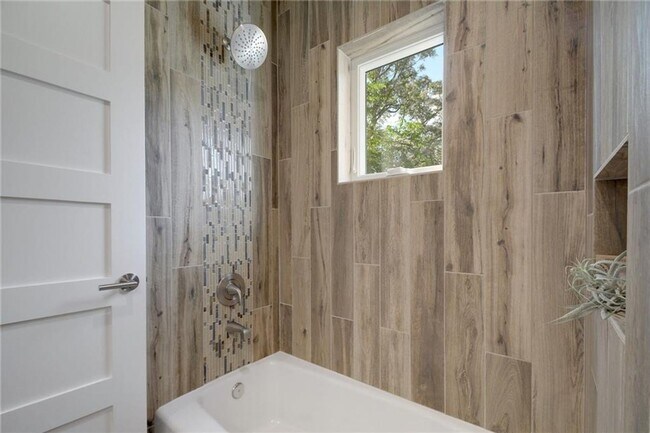 Building Photo - East Austin 2 Bed 2 Bath