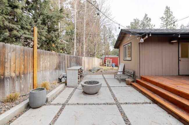 Building Photo - 3BR Furnished NW Bend Home