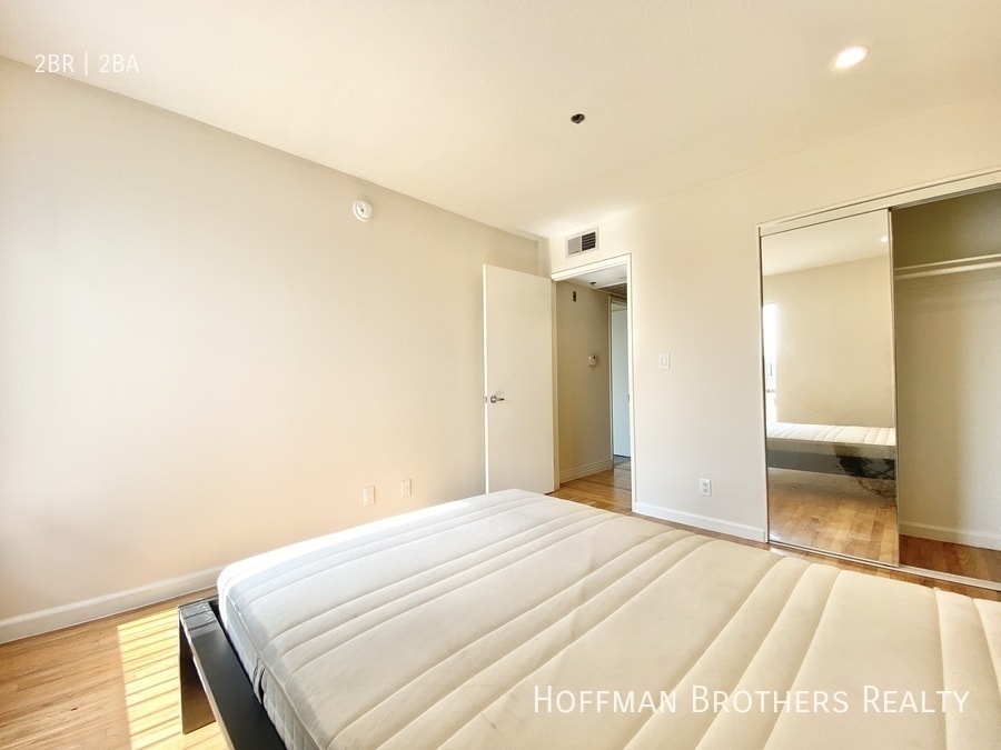 Building Photo - 8569 Burton Wy