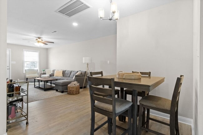 Building Photo - 3 Bedroom 2 1/2 Bath Pet Friendly Home For Rent!