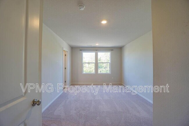 Building Photo - 2620 NE 117th Pl