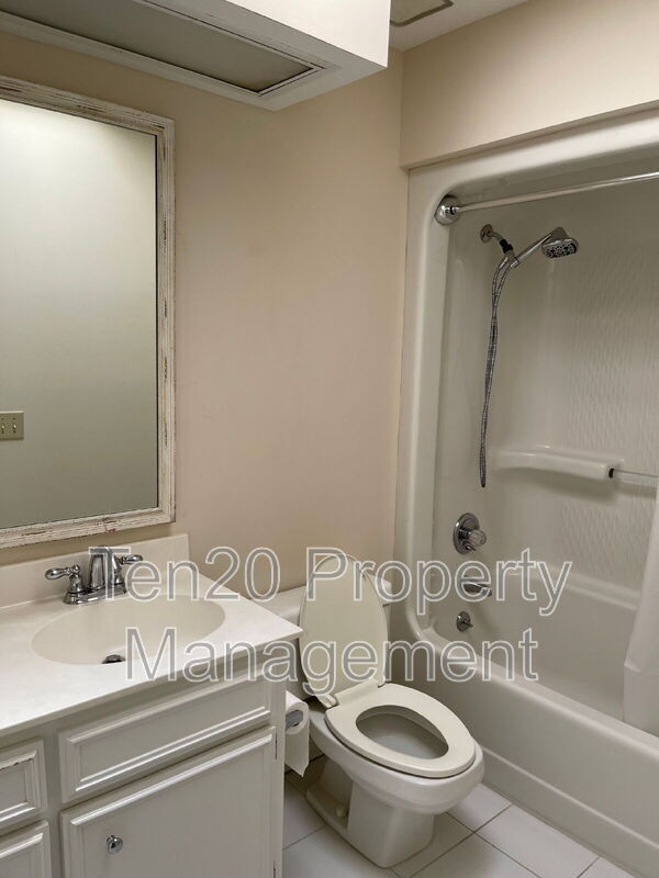 Building Photo - 1544 Glencoe Dr