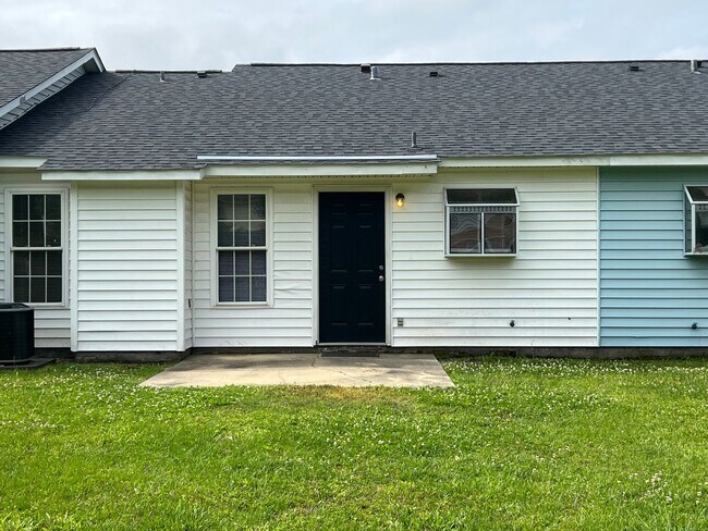 Building Photo - Nice two bedroom two bath home that is centrally located. Just minutes to Camp Lejeune, Camp John...