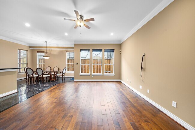 Building Photo - 2927 Clinton Dr