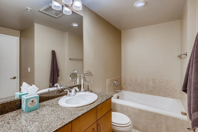 Building Photo - 2BDR Condo w/ AMAZING private patio & amenities!