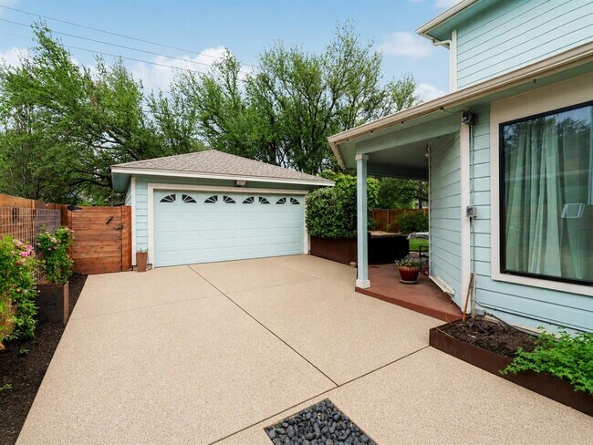 Building Photo - 9433 Hopeland Dr