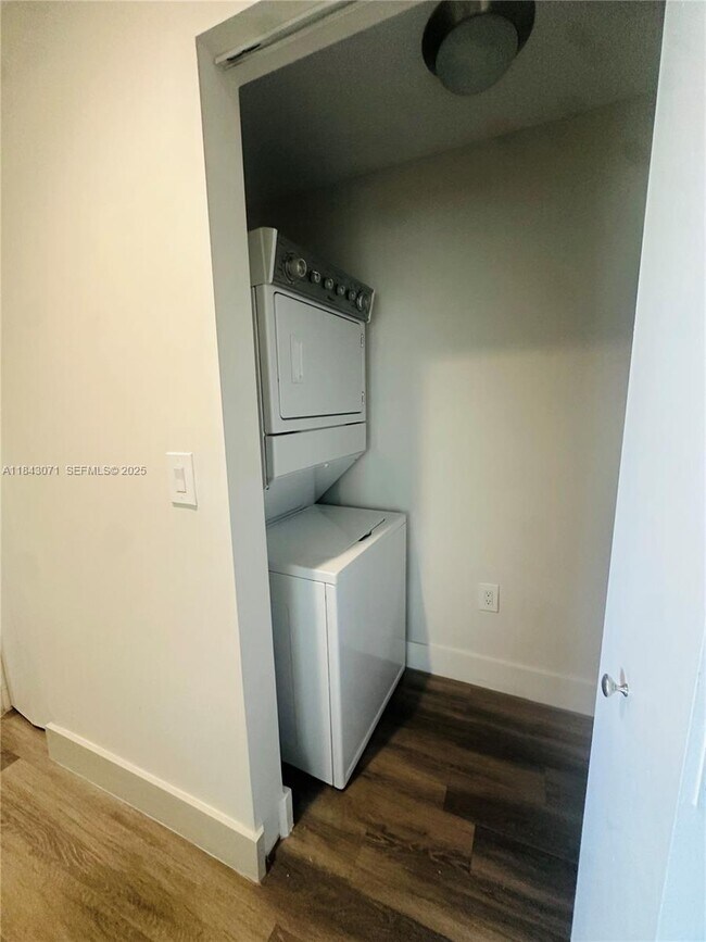 Building Photo - 817 SE 2nd Ave