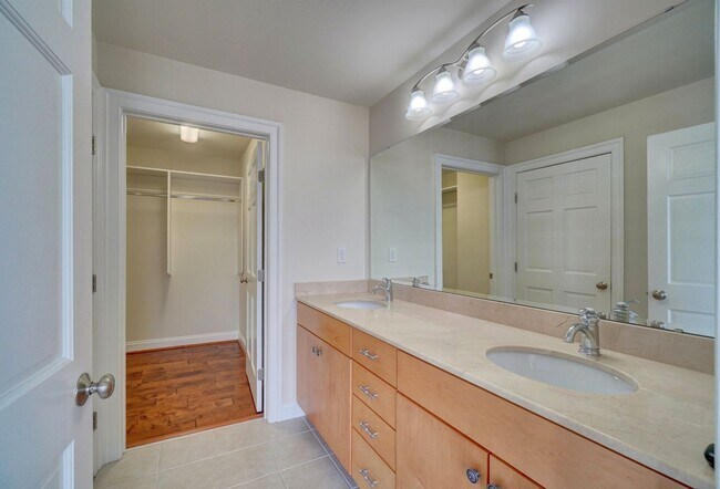 Building Photo - Super-Cool Lower Penthouse Condo Available 05-07-26!! Secured Entry, Garage Parking, Pet-Friendly!