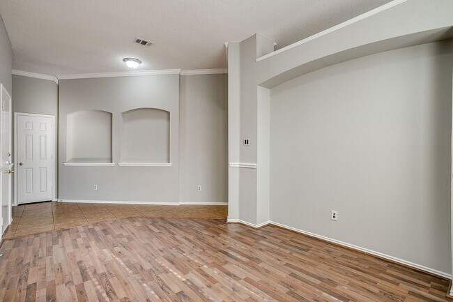 Building Photo - Spacious 3 Bedroom, 2 Bath Home Waiting fo...
