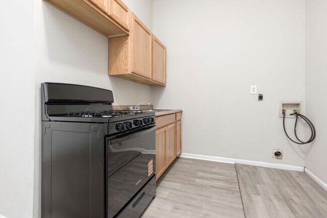 Building Photo - 726-728 W Saint Catherine Street