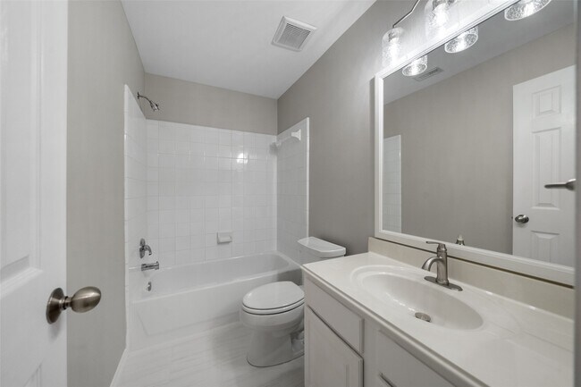 Building Photo - 131 N Villa Oaks Dr