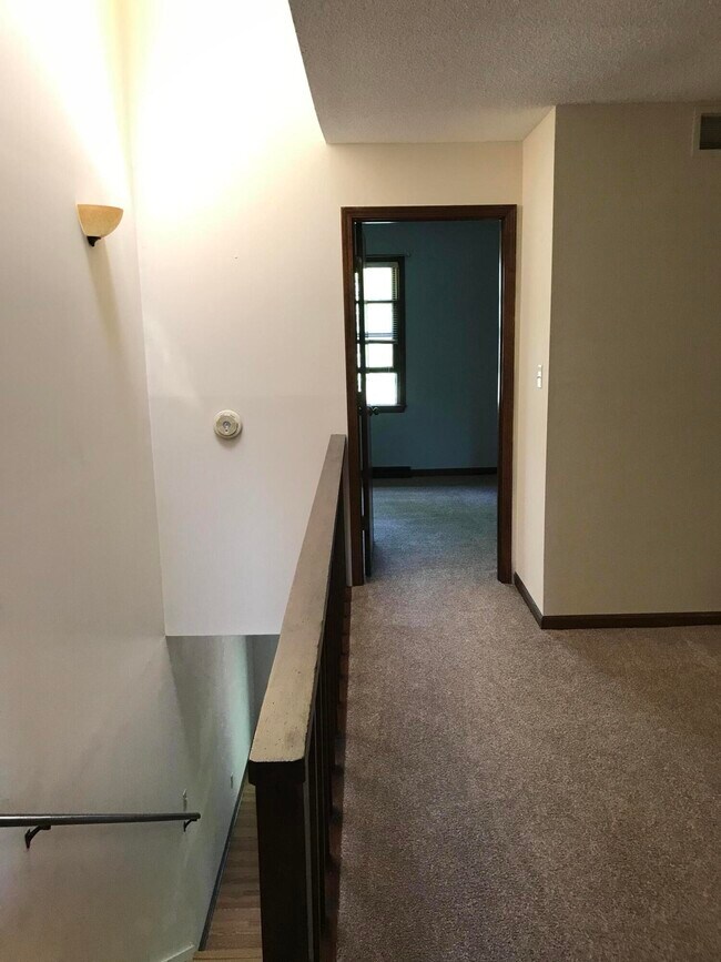 Building Photo - 2208 Bushnell Dr