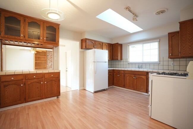 Building Photo - Charming Three Bedroom West Park Neighborh...