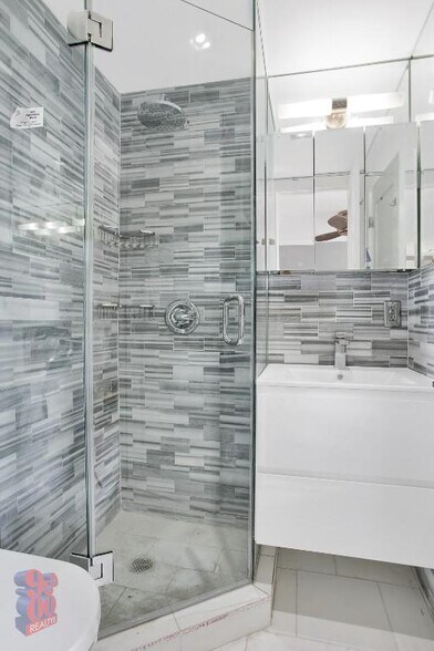 Building Photo - 2100 2nd Ave