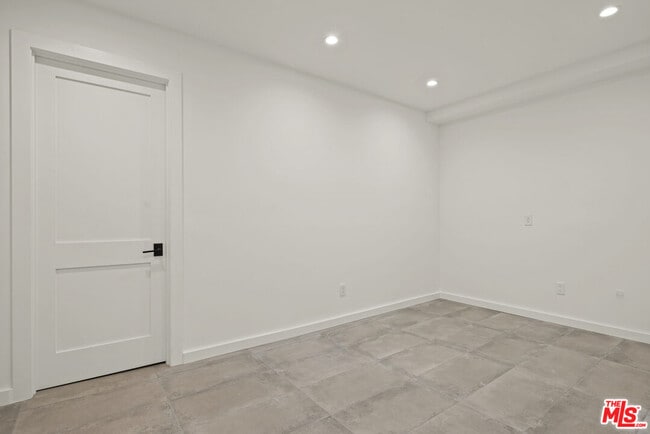 Building Photo - 306 S Anita Ave