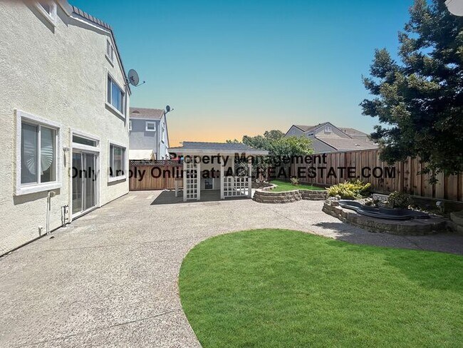 Building Photo - Spacious, 4 bed/ 3 bath Pittburg Home For ...