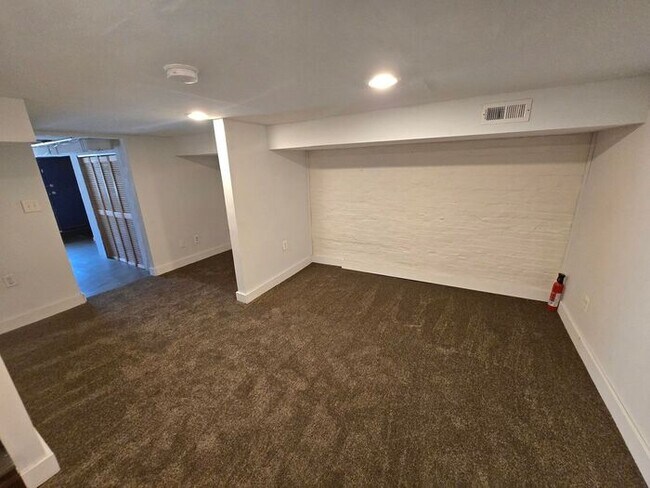 Building Photo - 3 Bedroom BEAUTIFUL HOME
