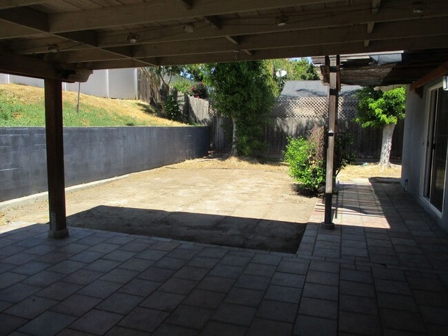 Building Photo - Classic & clean 3 bedroom 1.5 bath 1 story home