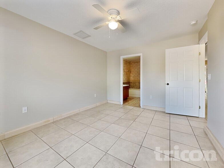 Building Photo - 10221 Summerview Cir