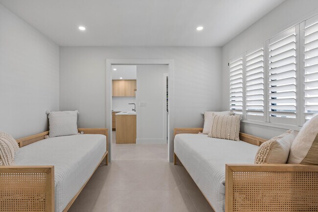Building Photo - 10410 S Ocean Dr