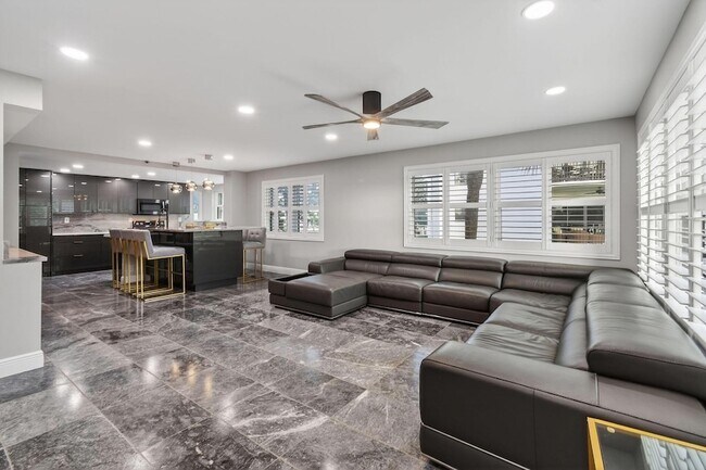 Building Photo - 372 Golfview Rd