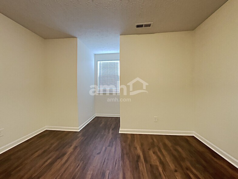 Building Photo - 1405 Willshire Dr