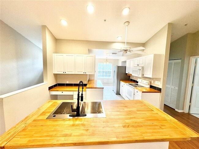 Building Photo - 6554 Fairway Gardens Dr