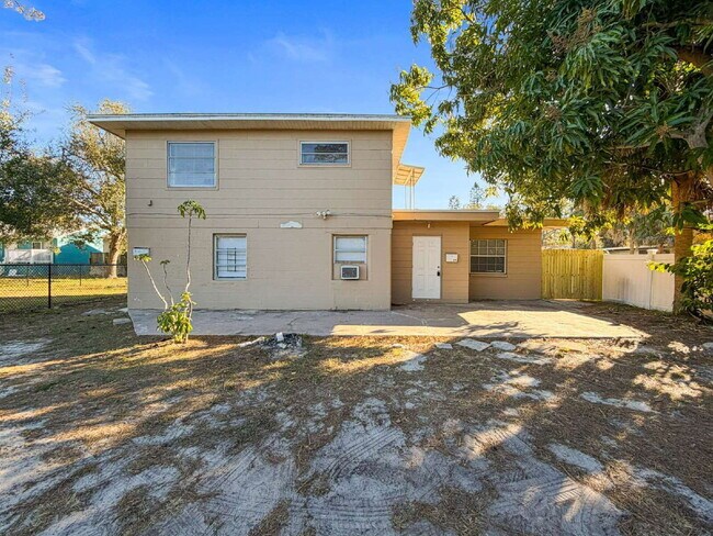 Building Photo - 652 East Harbor Dr S