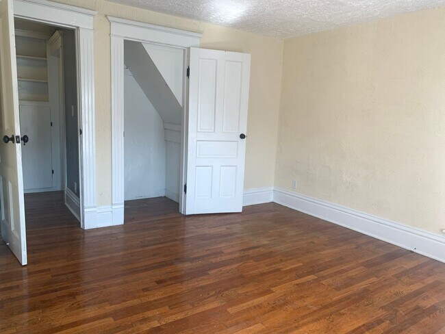 Building Photo - Large 4 Bedroom home!