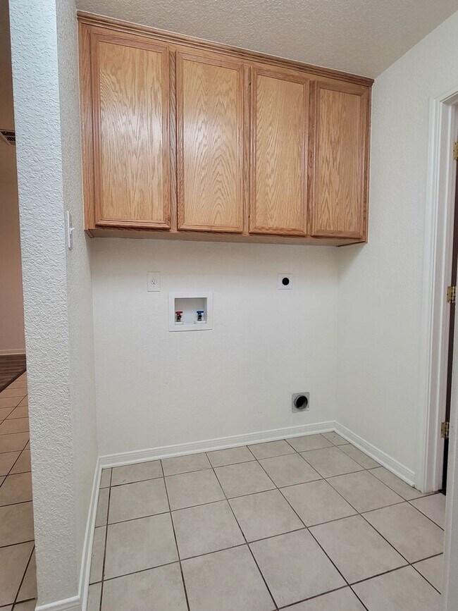 Building Photo - 914 Crymes Ln
