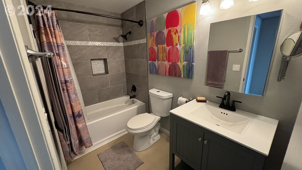 Downstairs Bathroom - 5529 SE 68th Ave