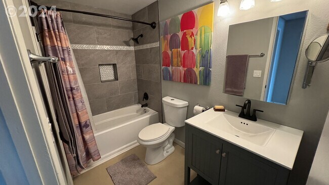 Downstairs Bathroom - 5529 SE 68th Ave