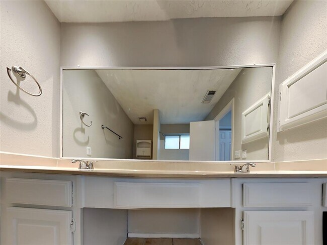 Building Photo - 2218 Barrington Pl Dr