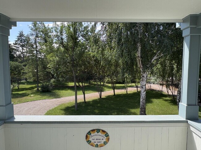 Building Photo - Spacious home in country setting, yet close to amenities