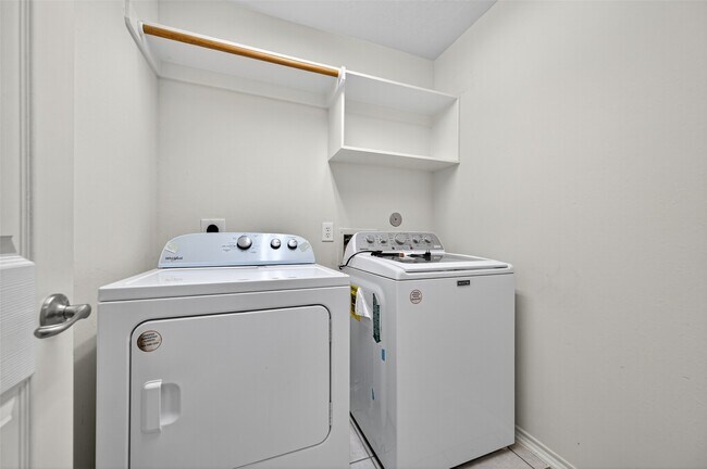 Building Photo - 6927 Great Oaks Shadow Dr