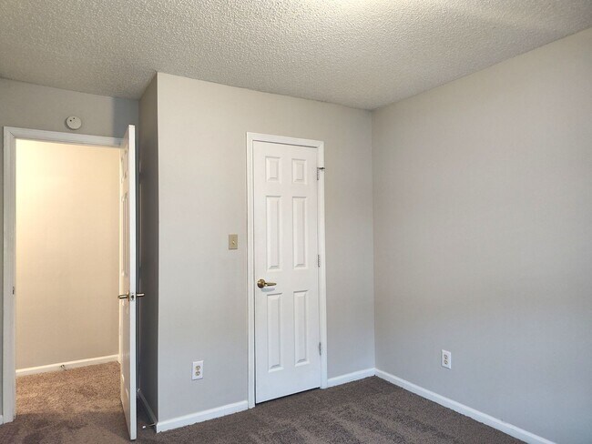 Building Photo - Pristine, 4 bed, 2.5 bath Home Located in the Southbridge Forest Community!