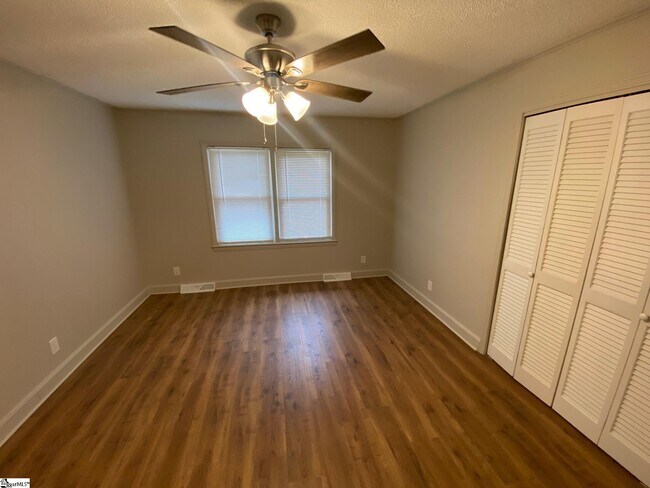 Building Photo - 204 Oakwood Dr