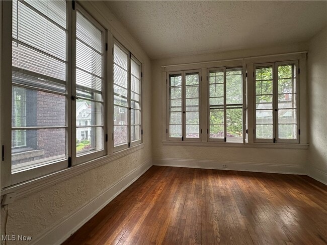 Building Photo - 2276 Grandview Ave