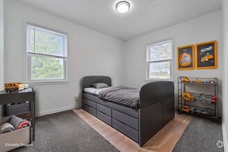 Building Photo - 2 bedrooms and 1 bathroom Townhouse in Mid...