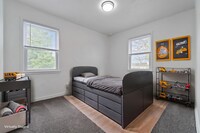 Building Photo - 2 bedrooms and 1 bathroom Townhouse in Mid...