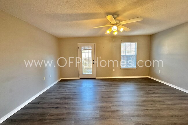Building Photo - AVAILABLE NOW - Fort Walton Beach townhome!