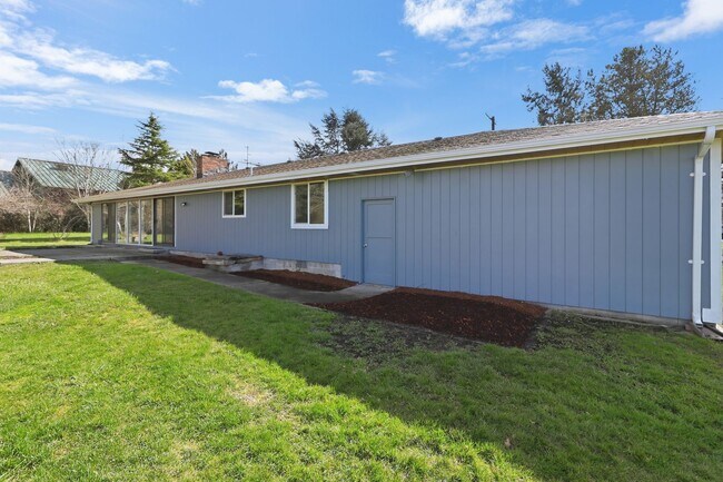 Building Photo - 4 Bed 2 Bath - Pet Friendly - Groups - Landscaping Included - NAS Whidbey