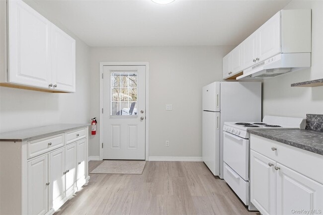 Building Photo - 120 Greenlawn Rd