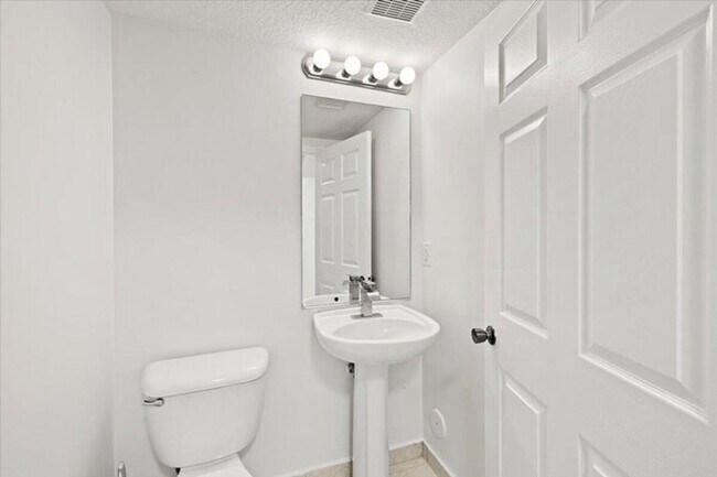 Building Photo - 4962 Leeward Ln