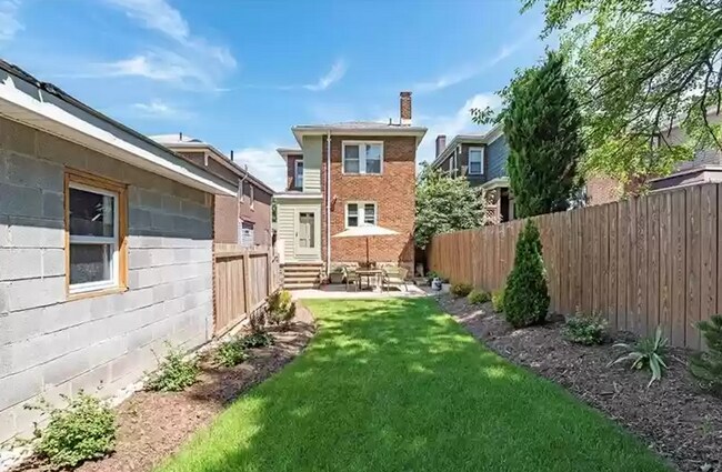 Building Photo - Must See 3 BD/ 2 BA located in Squirrel Hill Available 8/1/2026