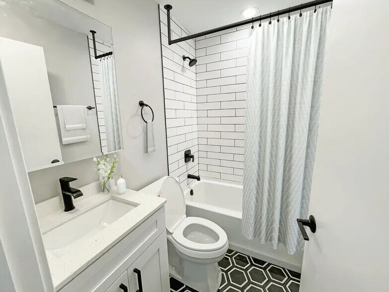 Building Photo - 6040 N Sheridan Rd