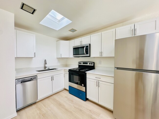 Primary Photo - Modern Style Renovated 2 Bedroom with Wash...