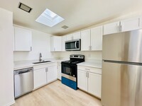 Building Photo - Modern Style Renovated 2 Bedroom with Wash...